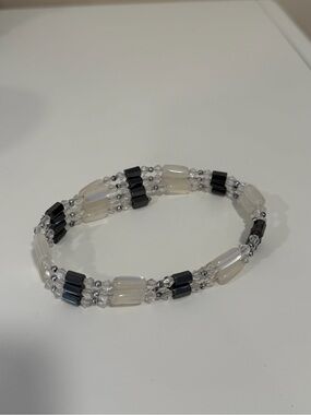 Elegant White and Black Beaded Stretch Bracelet